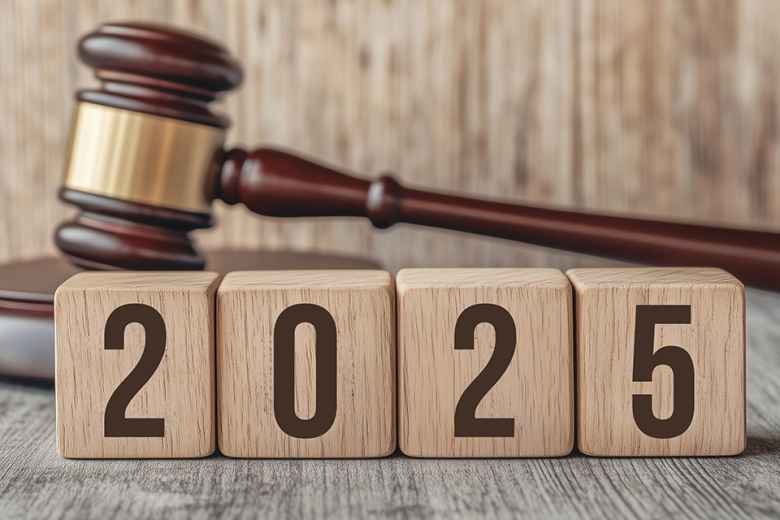 Richterhammer und Aufschrift 2025